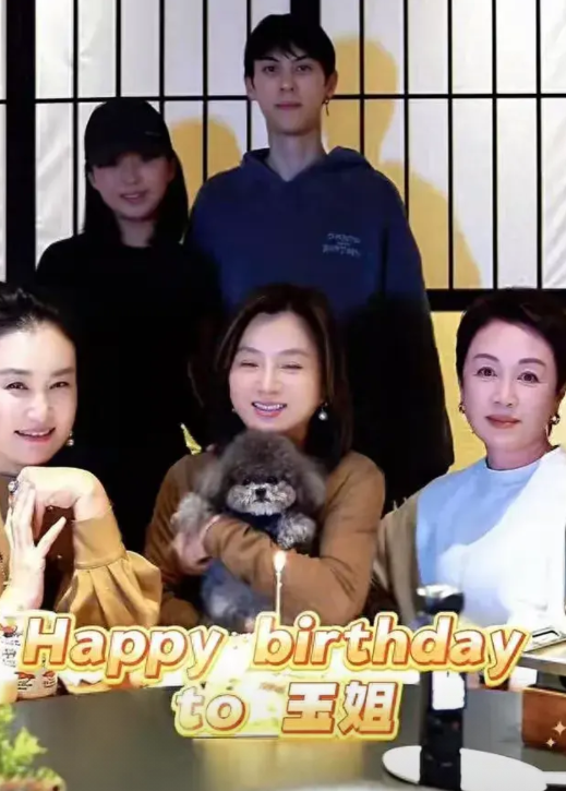 61岁的傅艺伟现身为李玲玉庆生，在儿子离世一年多后，她似乎终于从阴霾中走了出来…