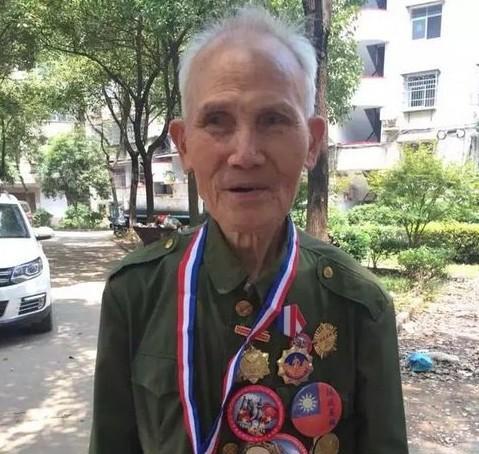 1945年，一名机枪手为了躲避日军，选择绕上山路前进，没想到意外发现100多名正