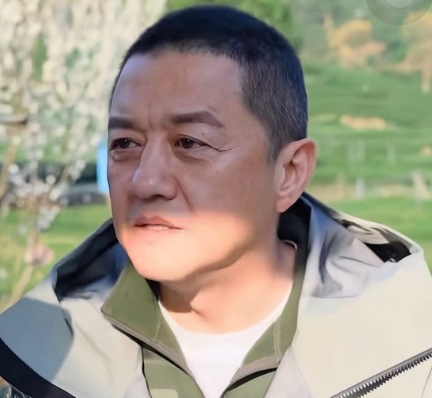 王菲信佛一辈子
却没看到身边的李亚鹏
一万多的孩子看病需要多少钱啊，李亚鹏前前后