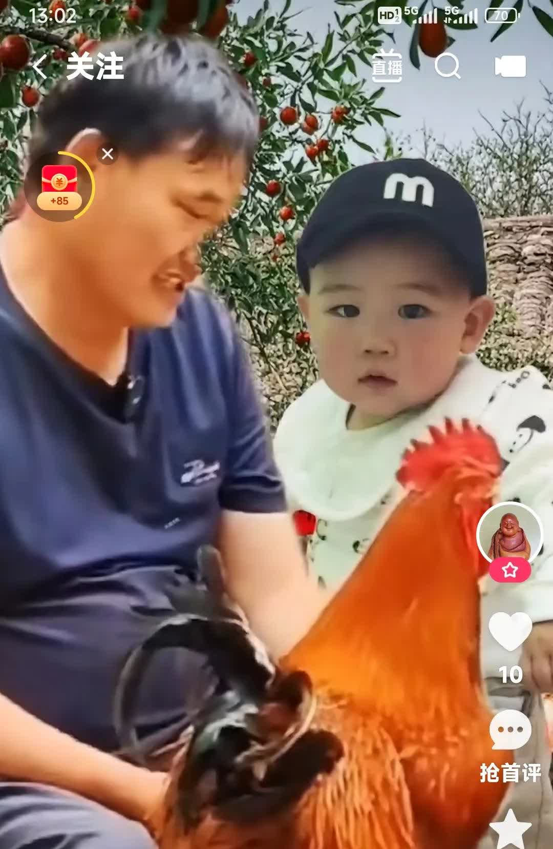 你们看看大衣哥朱之文最喜欢的是啥？

一个是他的孙子朱发顺。

再一个就