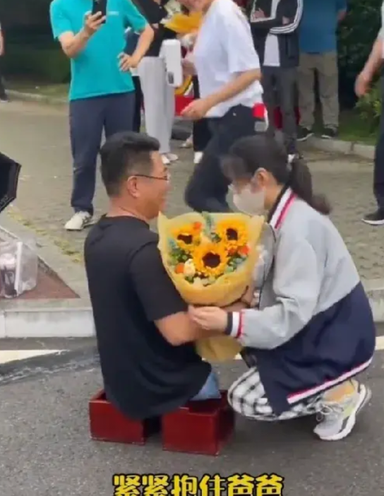 山东临沂无腿父亲，在考场外等待女儿，女儿一出考场，这一抱，看哭了多少父母！
陈州