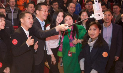 刘强东虽然脸盲不知妻美，但他怎么看章泽天怎么赏心悦目。章泽天真美，手拿相机的她拍