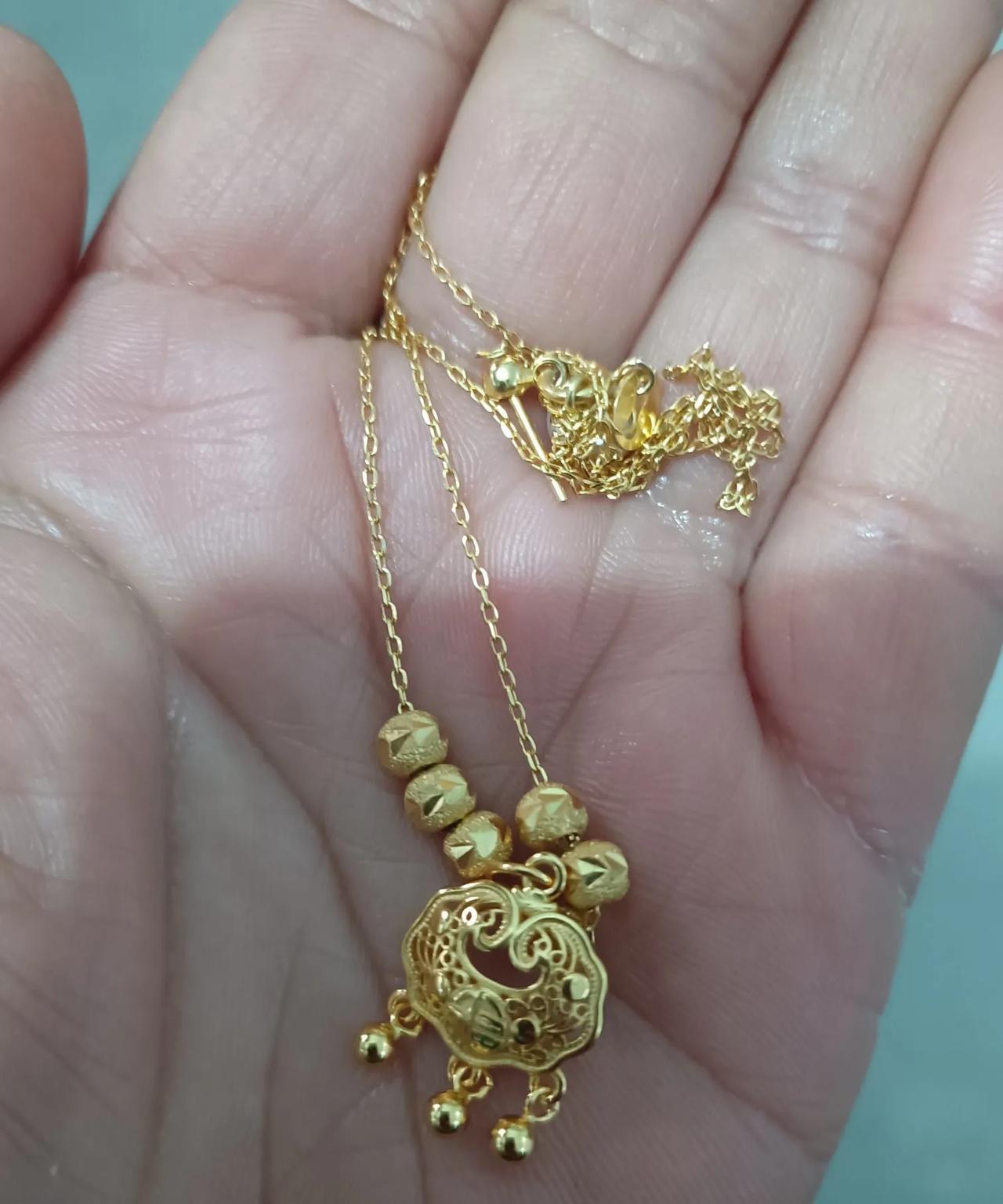 这条项链是两年前一个学生送的
当初说是用压岁钱在两元店买的
我也没有太在意一直收