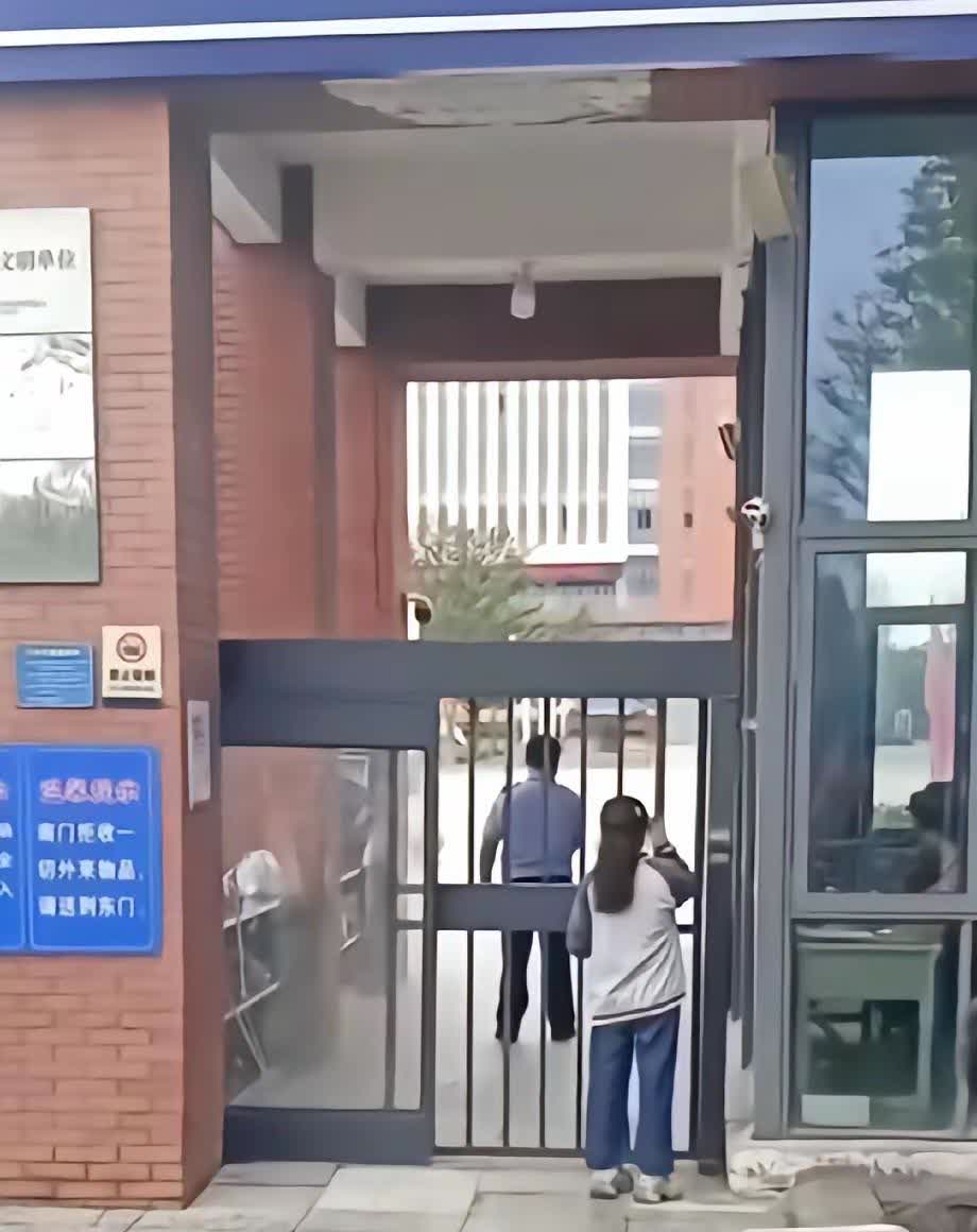 女孩高考迟到了，考试已经开始了，保安不给进场，女孩在门口都快急哭了，门外的家长们