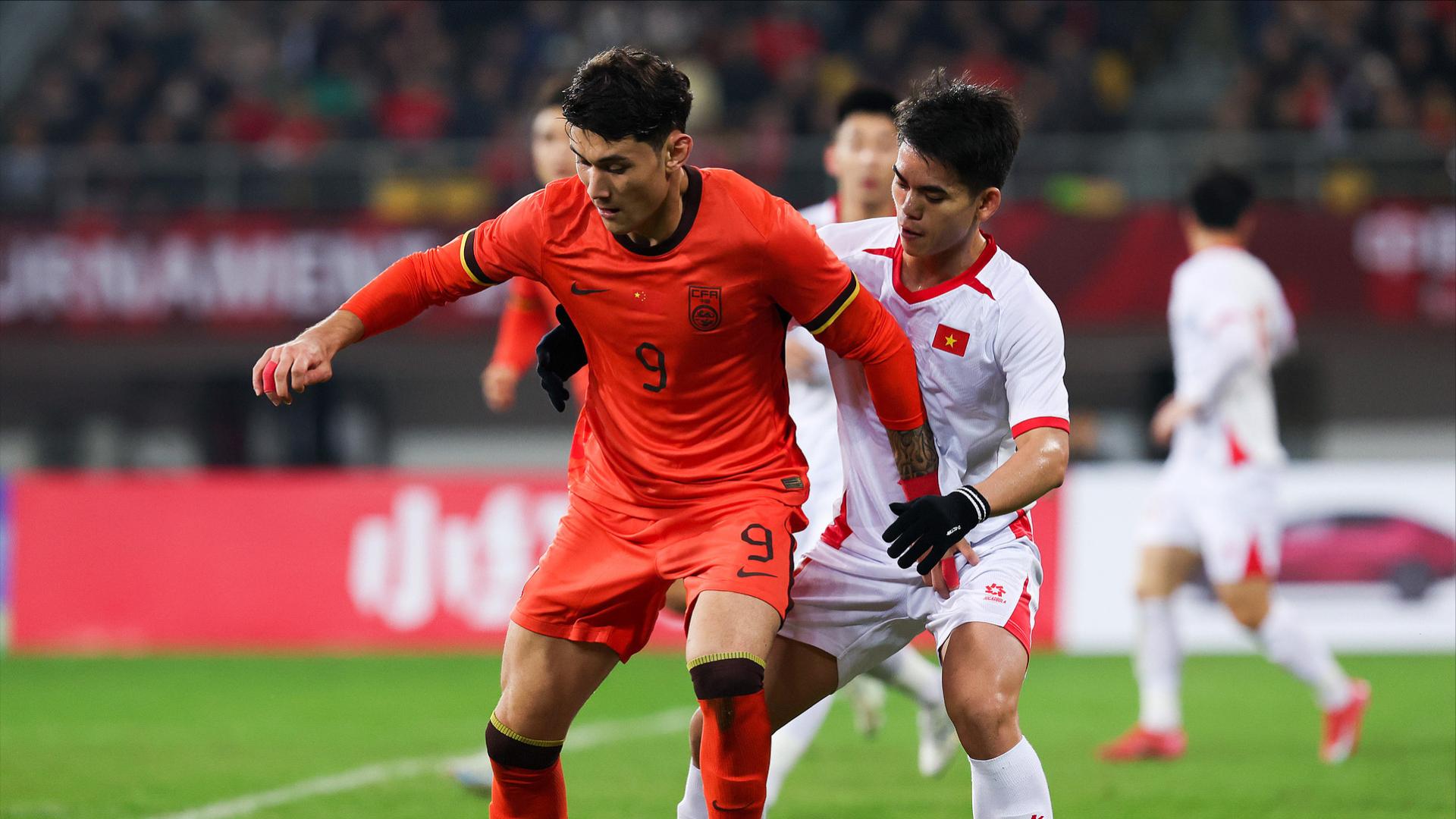 熊猫杯：中国U22男足0-1越南，汪士钦低级失误致失球，洪明福纳礼破门