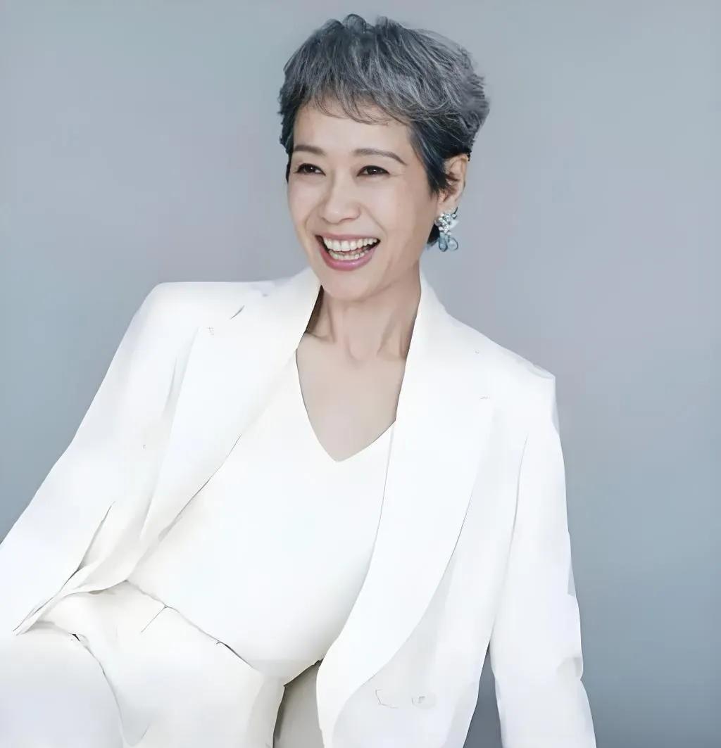 叶童说：“我哥哥现在做保安，我一生只见过他3次，我不会帮他，要怪，就怪父母太偏心
