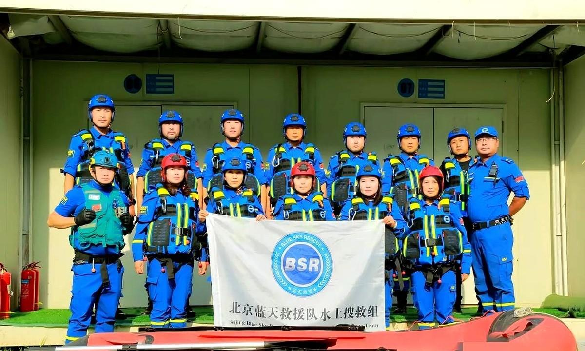 蓝天救援队不收费，无工资，为什么还有那么多人挤破头的加入？
每当灾害突降，新闻画