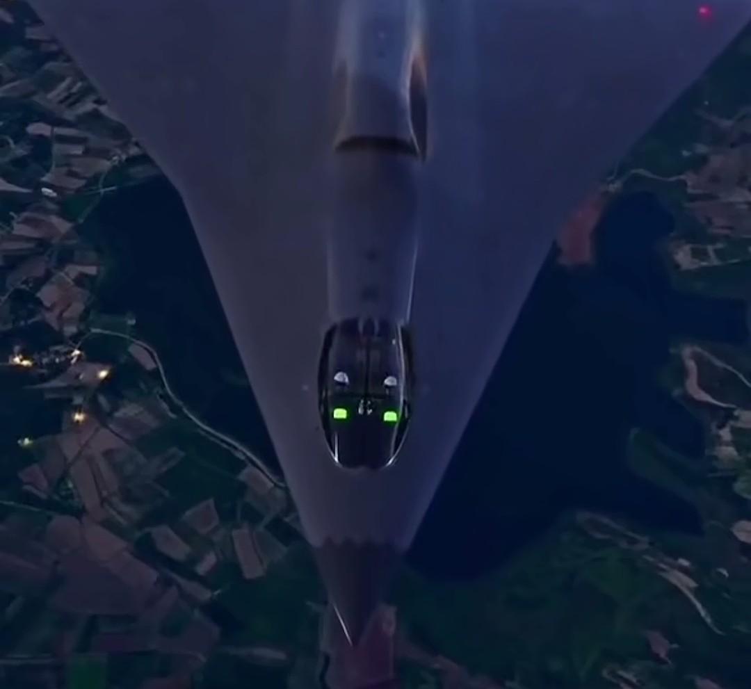 歼-36空中咆哮。
