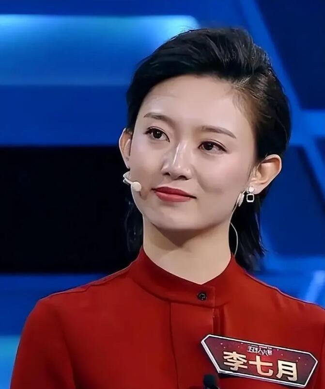 这样的颜值和气质，为啥在央视里面处于默默无闻的状态呢？实话说，她的主持能力比龙洋