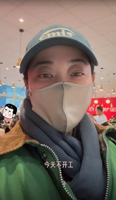 梅婷这一碗水端的可真平，去年带女儿看霉霉的演唱会，今年带儿子看黄老板的演唱会！