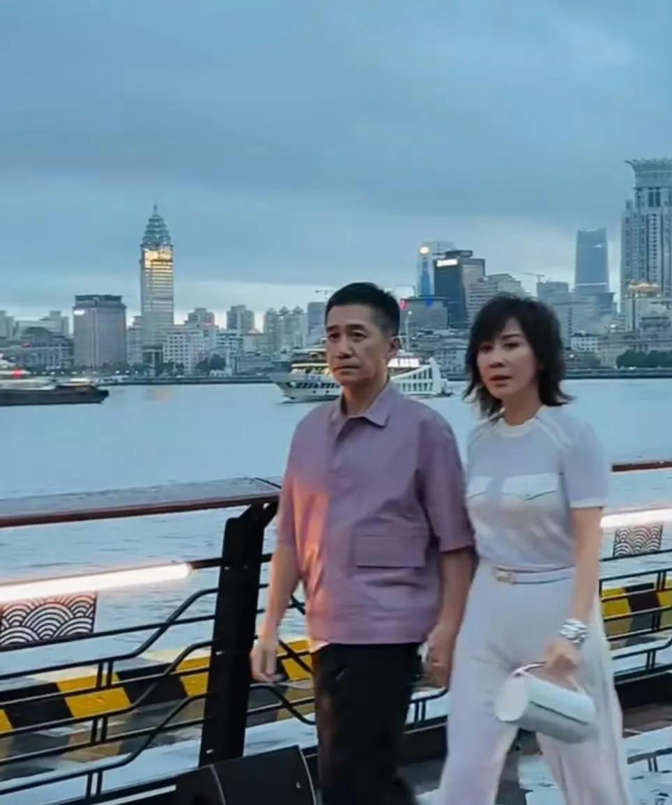 梁朝伟刘嘉玲上海合体！社恐影帝VS社交女王，这对比笑不活了！  
本以为梁朝伟和