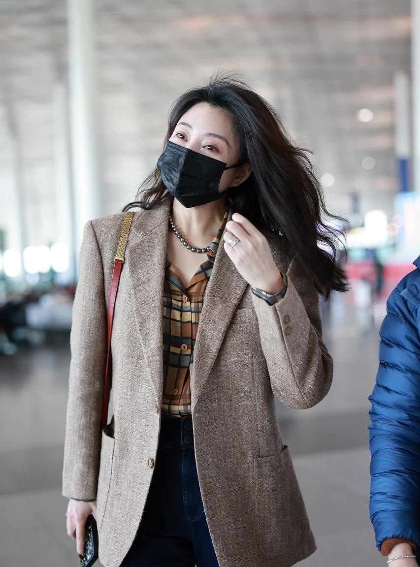 川渝暴龙是不是女权？你别侮辱中华女性好吗？1、杨某媛代表的女权是啥？极度利己、包