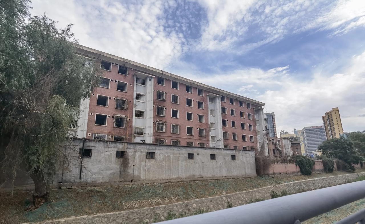 兰州拆除了一处拦路虎，建设速度陡然加快了，这个一定要点赞。
昨天下午，从皋兰路徒
