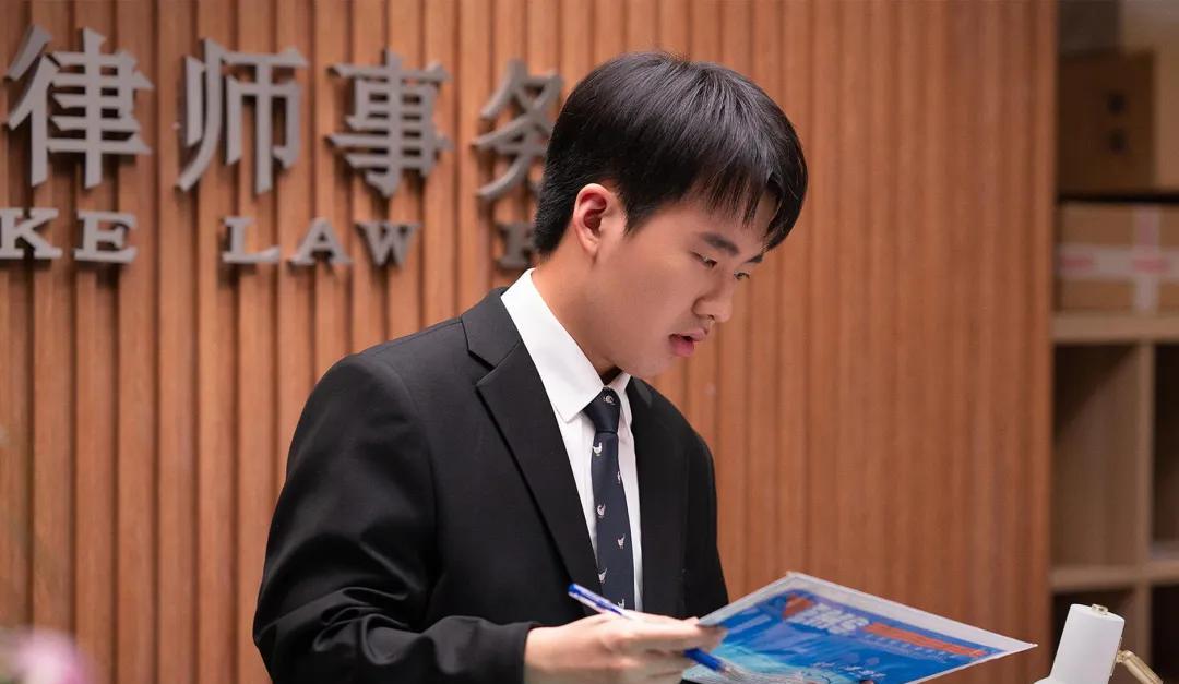 村里有俩男孩，都是学法学专业的。
一个考进了杭州某检察院。
混得还行。
一个在律