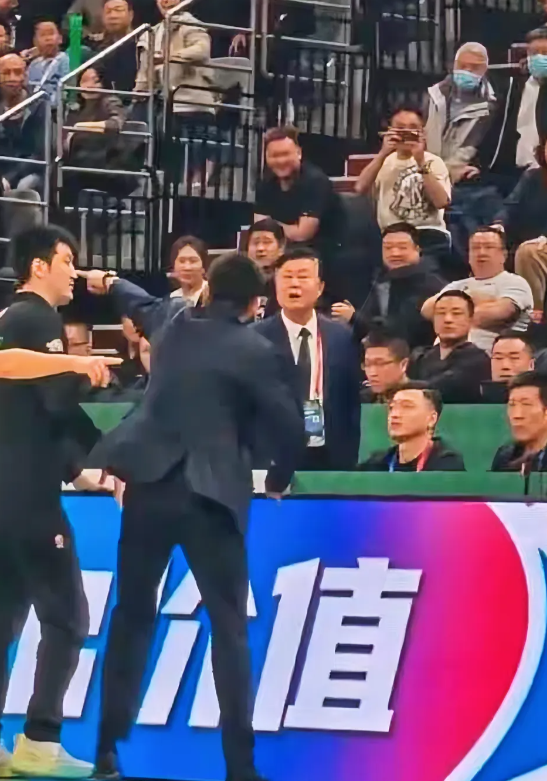中国篮球之乱象！
昨晚是CBA常规赛收官之战，各强队全都横扫对方，只有山东队溃败