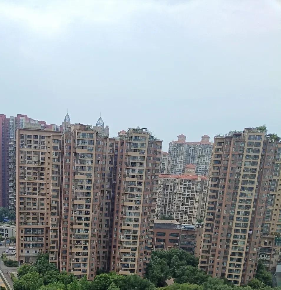 楼上美女总是敲我家的门，说我们家的人经常穿着高跟鞋在家里走动，吵到她们家的人了。