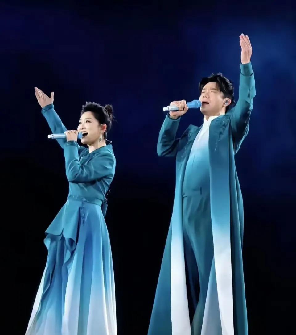 好突然啊
凤凰传奇天津演唱会就这么取消了
时间怎么卡的这么奇妙呀
前脚曾毅因为手