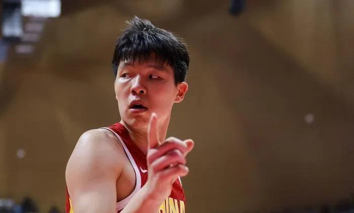 纵观中国男篮和关岛的比赛，这一内一外2名球星堪称定海神针！
1、中锋杨瀚森，他替