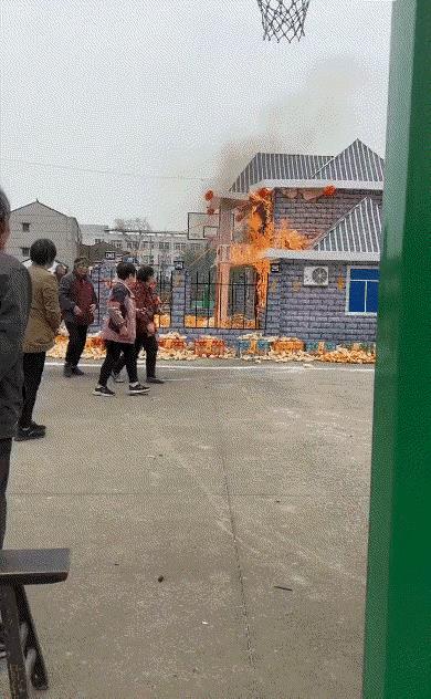 奇了怪了
烧房子给逝去的亲人不是要再公墓烧吗？
这怎么在自家门口烧呢？[尬笑]