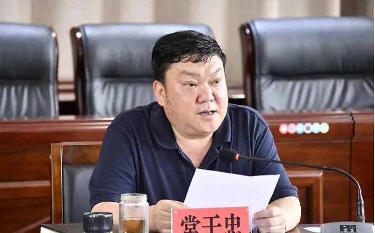 云南一天内连查两名副厅级干部，均来自大理州。



消息传来，震动云南官场。两位