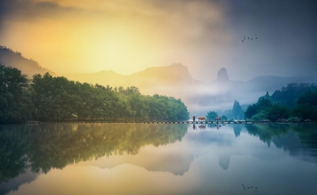 朋友因祸得福，他的建造师证被原单位注销后，现在找的单位比原单位价格还高。
朋友是