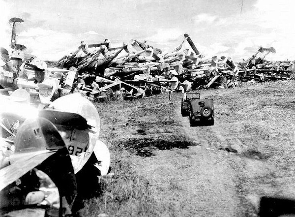 战争结束后，P-38闪电式战斗机在菲律宾被遗弃成废铁