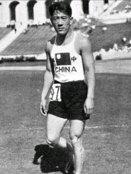 1932年，刘长春揣着张学良给的8000大洋，坐了22天的船，上岸第二天就参加洛