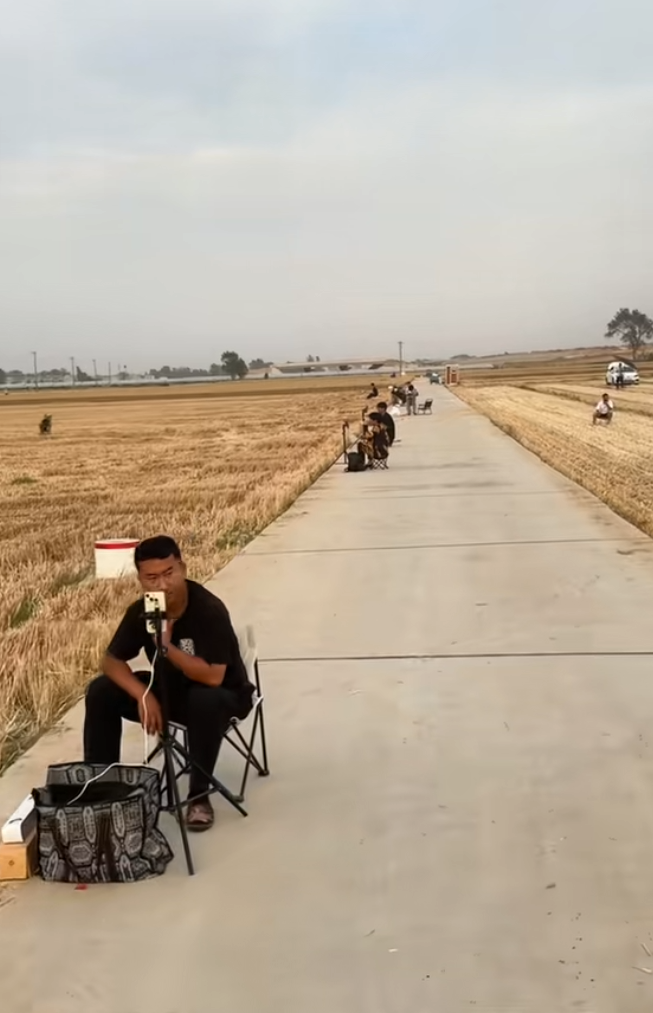 父母忙的跟二孙子一样   你在哪谢谢大哥的啤酒