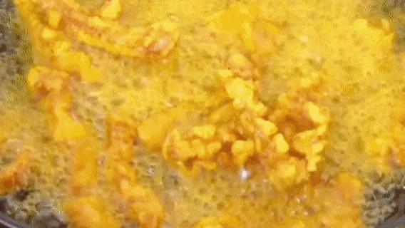 过年少不了这锅酥肉，不加面粉不加水，外酥里嫩，凉了吃也香脆