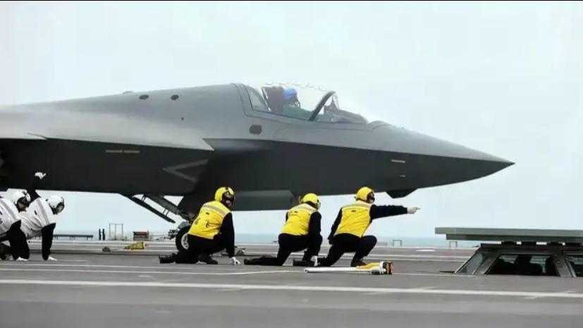三舰齐发！当歼-15T、歼-35、空警-600同时从福建舰弹起，世界航母格局一夜生变