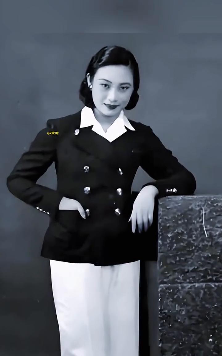这是蝴蝶年轻时拍的一张留影老照片，这才是蝴蝶年轻时候的真实容貌，不是演戏，货真价