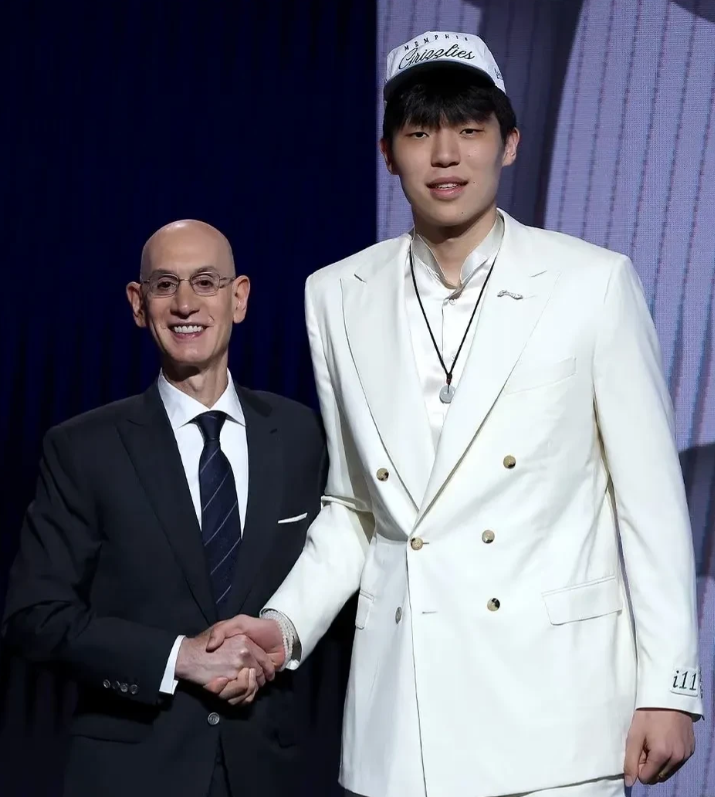 太惊喜啦！

杨翰森，这位19岁的小伙子，在NBA选秀中首轮16顺位被开拓者选中