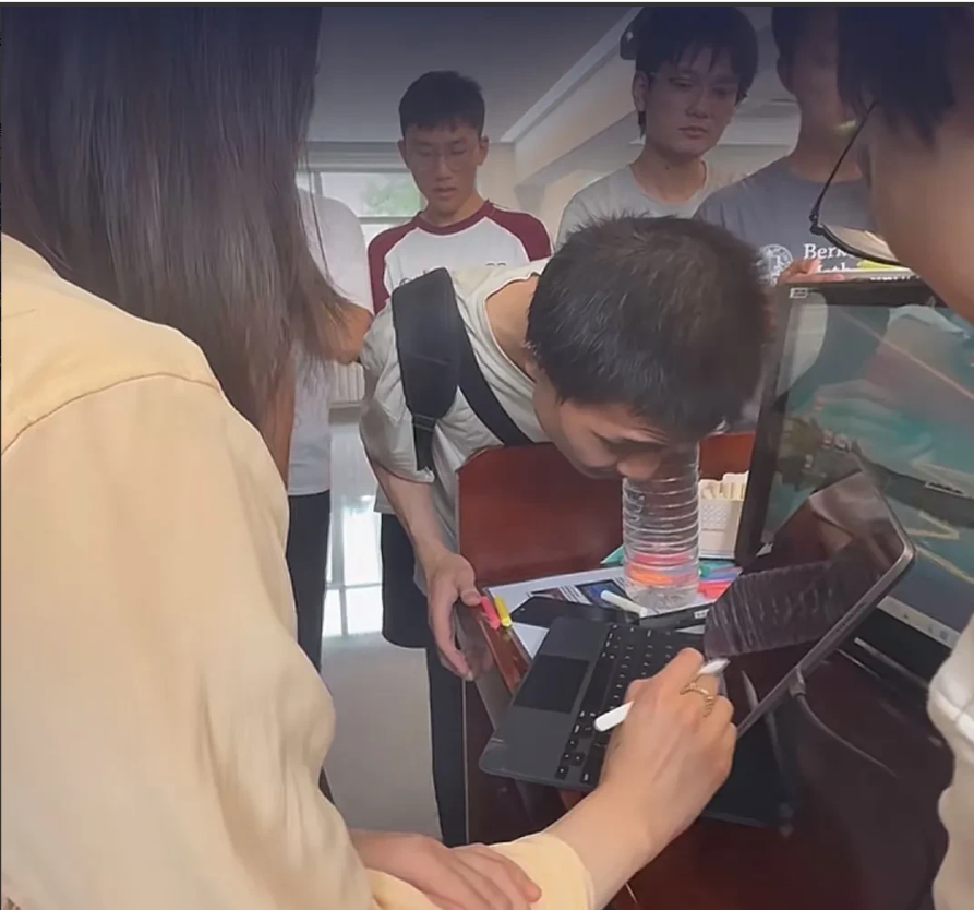 韦神上数学家王虹的课，完了后不是立马走了，而是到讲台处再请教问题，继续探讨学术。