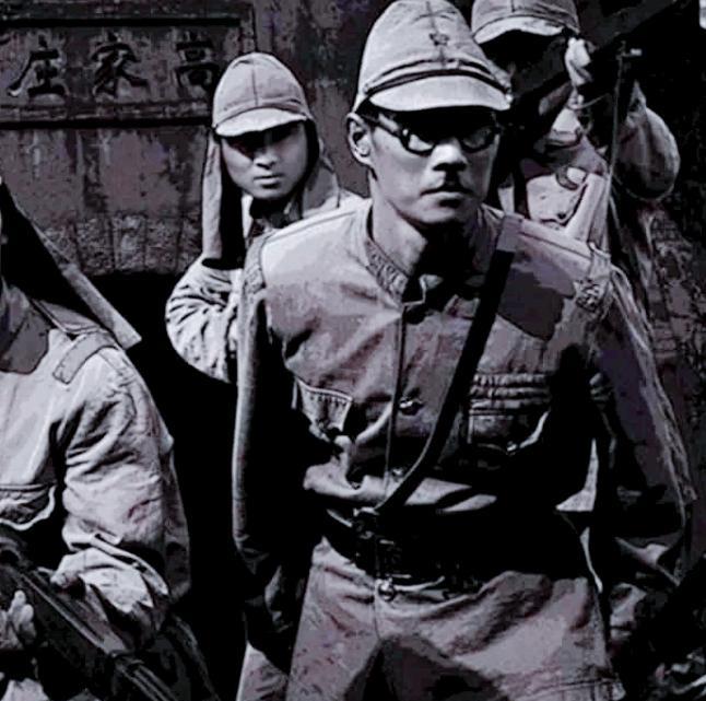 1939年，一伪军冲着一大娘的手里吐了一口浓痰，不料她却傻笑着把痰往身上一抹。伪