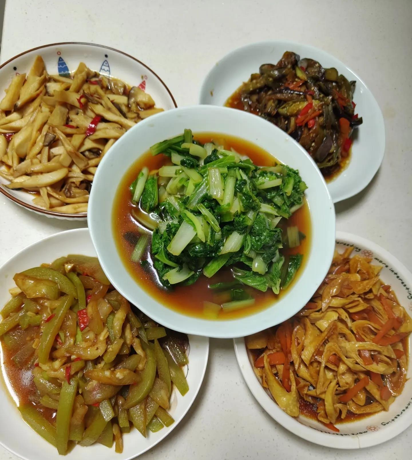 现在每天做饭都在想
今天吃啥呢
每天的一日三餐都需要提前想好
做个饭都感觉到累