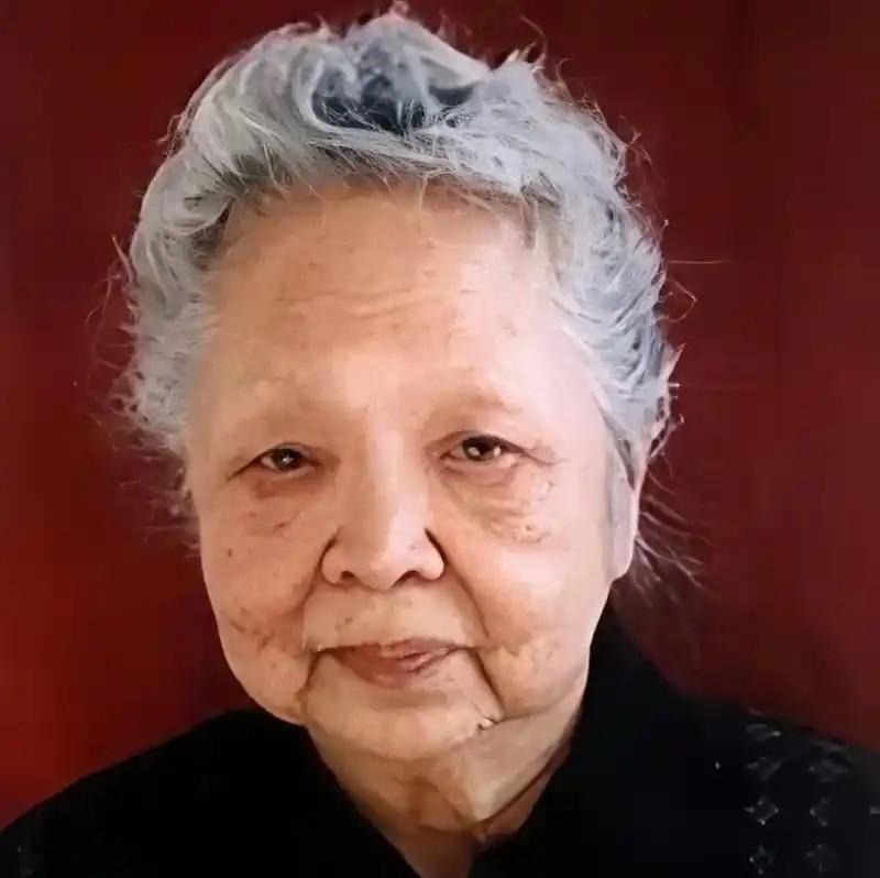 1957年，中国一名女子回国时，竟被美国海关拦住，所行的行李箱被来回检查了两个小
