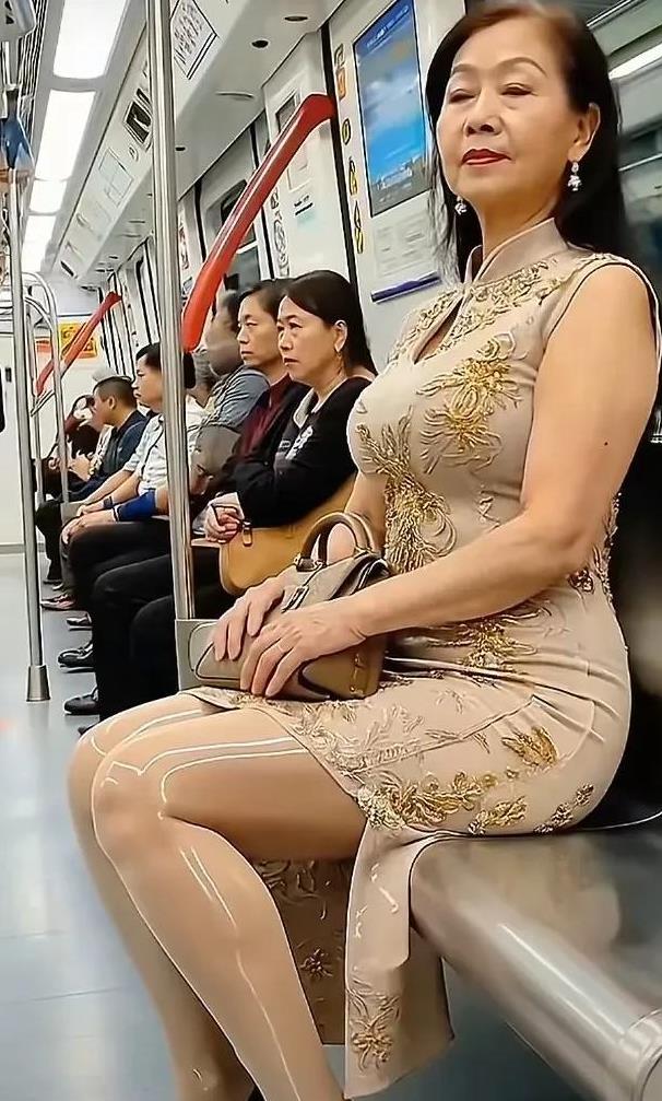 这位大姐有近70岁了吧！
一看实属标准的东方女性，长发飘逸，和发自内心的时尚美，