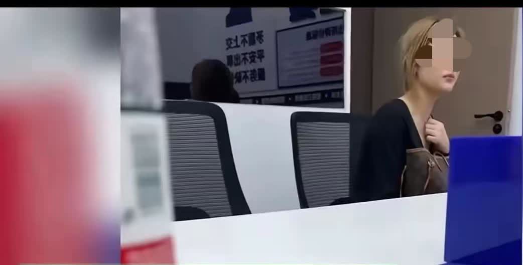 湖南长沙，男子在酒吧花1800找了一个姑娘陪酒，但因为期间有摸胸亲吻等行为，姑娘