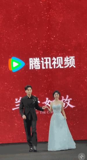 刘学义和谭松韵携兰香如故走红毯啦！
两位是不是很般配呀！男帅女美，我们松松走T台