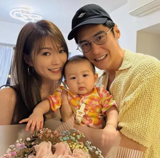 港圈连诗雅陈家乐结婚两周年，一家三口合照超有爱