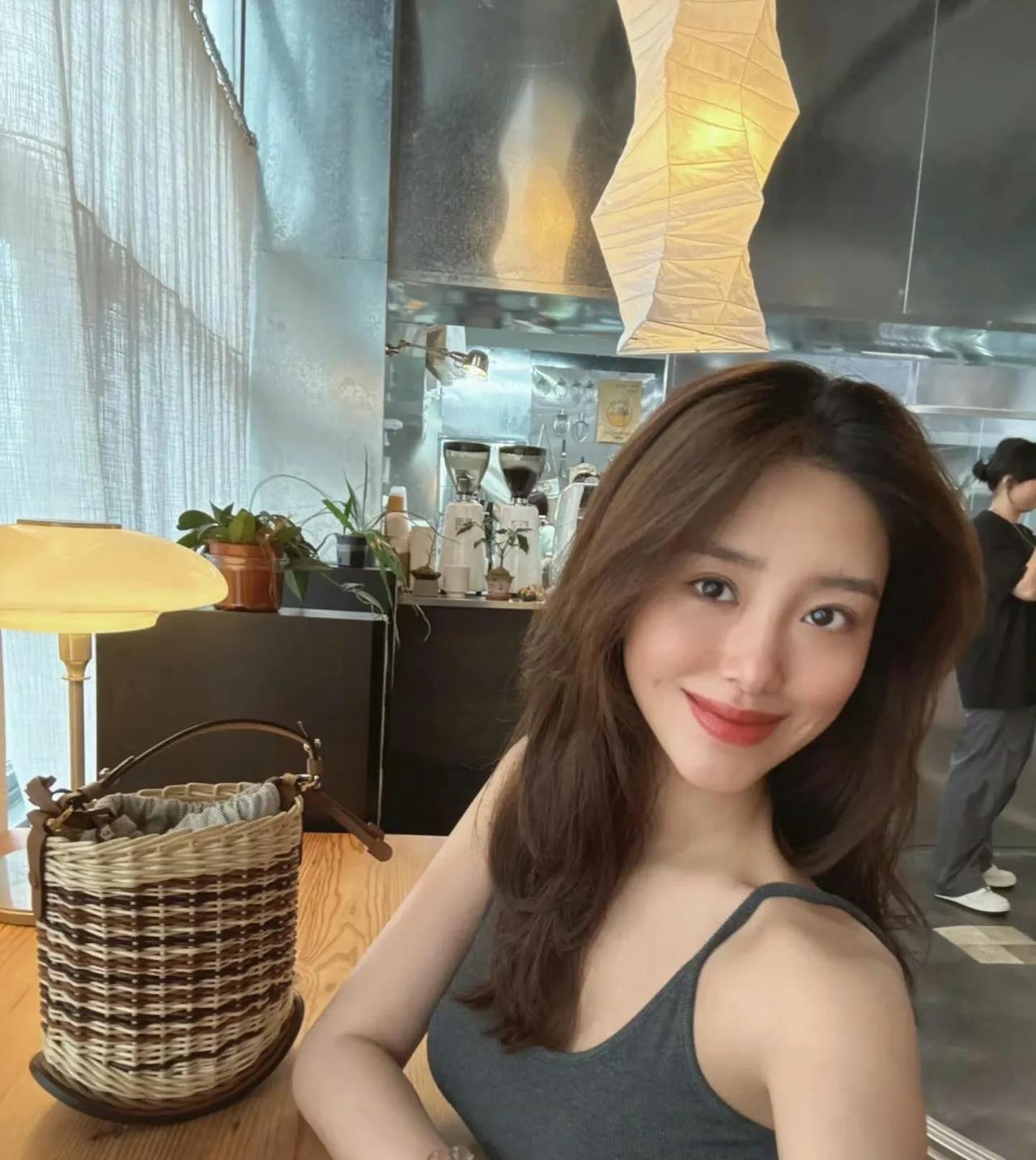 杨采钰5/19孕照状态佳，皮肤白亮。引网友好奇明星保养方法。有言怀女孩状态如此。