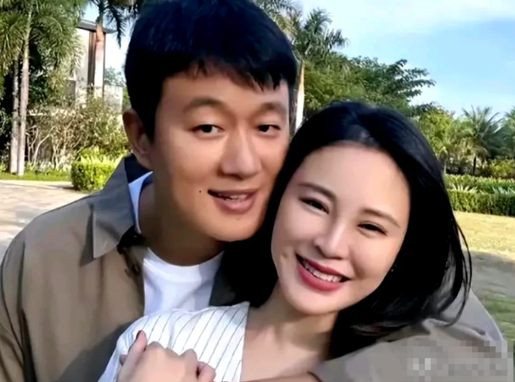 佟大为和老婆关悦的合照，甜蜜值简直拉满了。大家觉得他们恩爱的秘诀是什么呢？