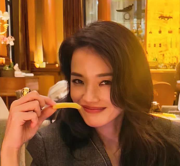 没有女孩不羡慕舒淇吧。

老公冯德伦那么帅那么有钱就算了。

两人结婚9