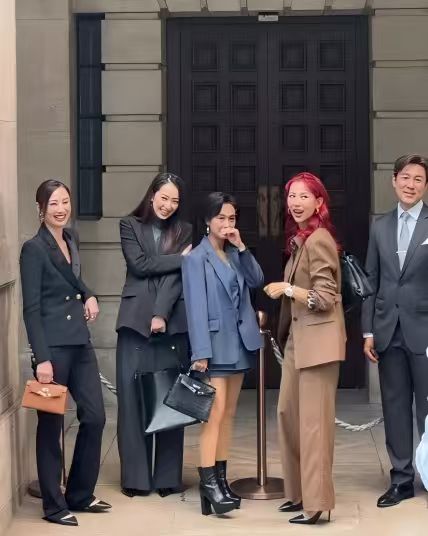 四个人，鞋跟一个比一个高 ​​