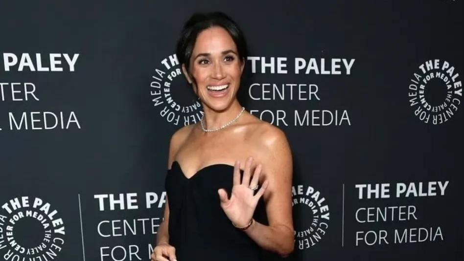 曝光！梅根发布“美照”，鼻唇间最抢镜，莉莉贝特绝对是她亲生的