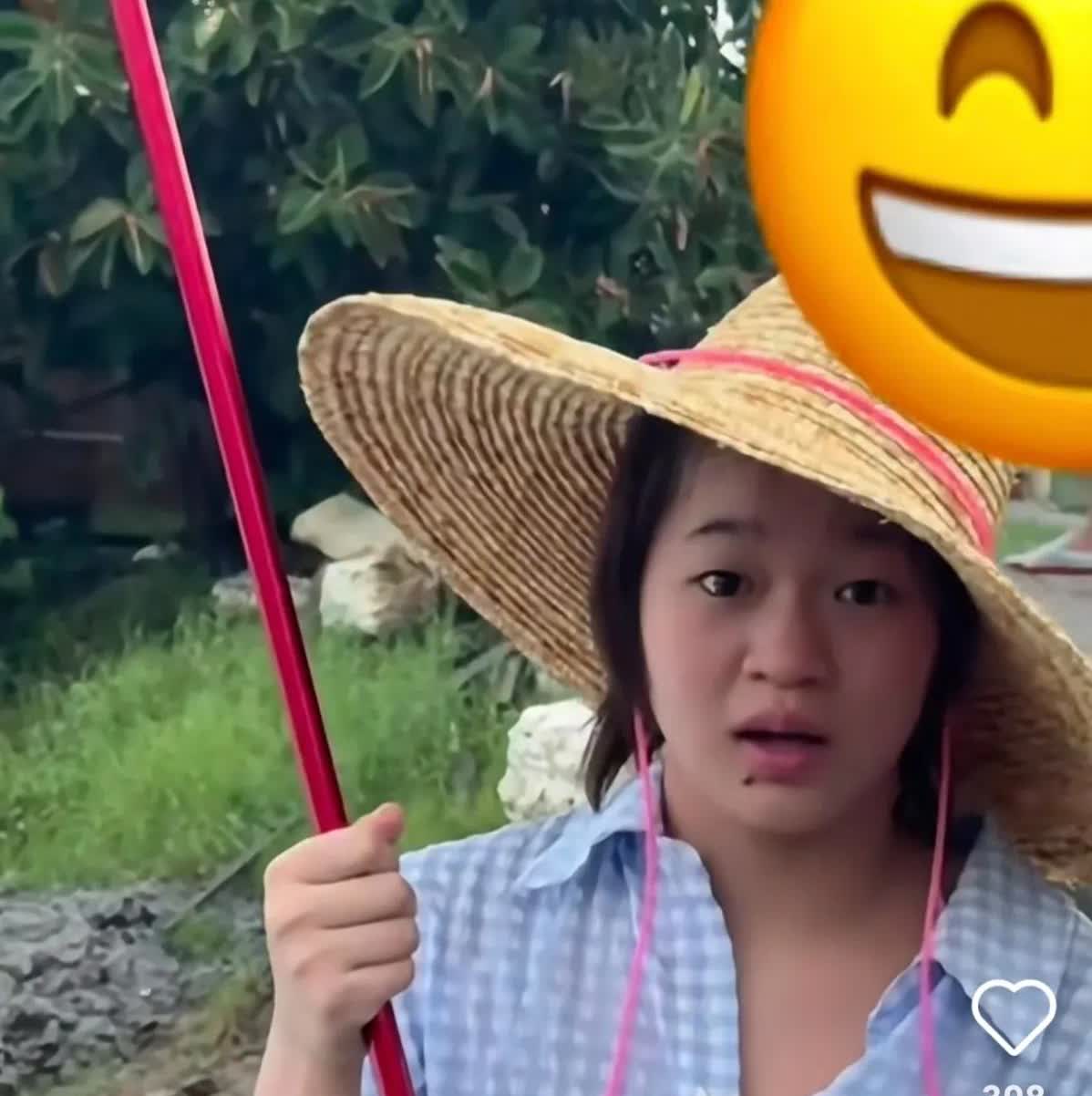 “钓鱼佬”全红婵又上线，湖边撑筏表情呆萌，网友担心她不会游泳！