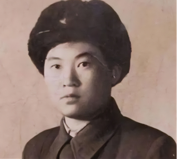 1950年，一名战士下身血流不止，医生正要解扣子检查，不料，他一把拦住，强硬说：