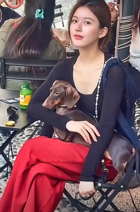 发现没？赵露思本来赵露思因病暴瘦又因面相大变，一改往日各种取关朋友综艺瞎说，一众