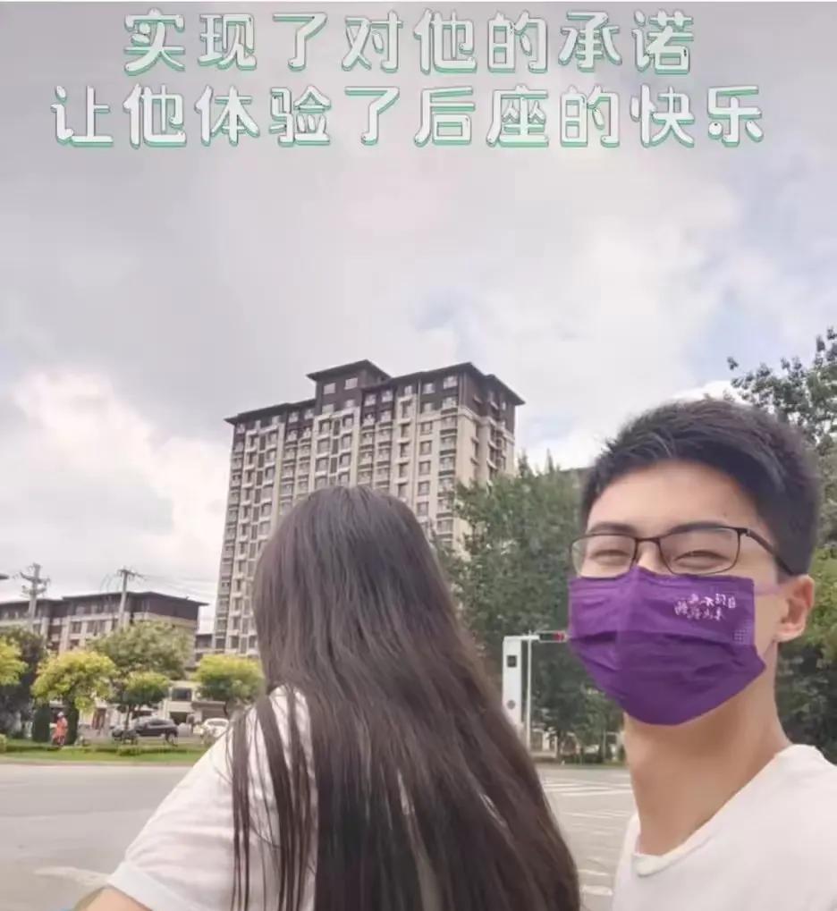 庞众望其实不符合传统印象里的学霸，
他应该不谈恋爱只读书，
还要两耳不闻窗外事，