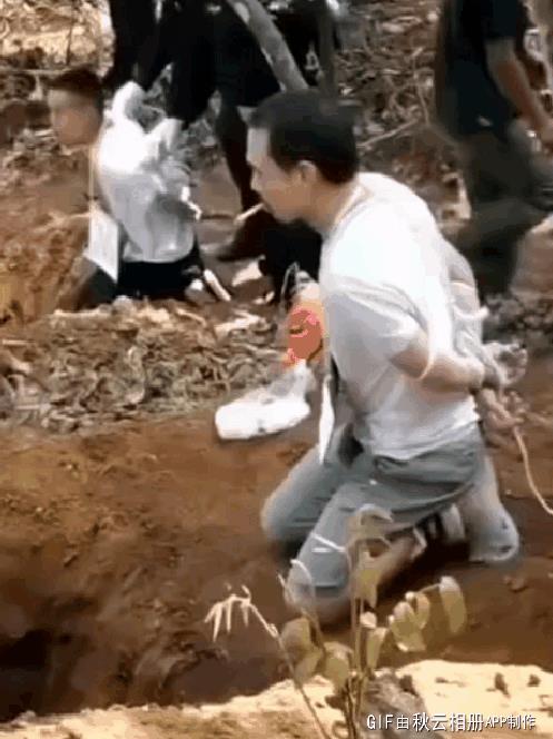 缅北处置死刑犯现场，这几个人可是残忍的很，抢劫还玩一刀两断的戏码